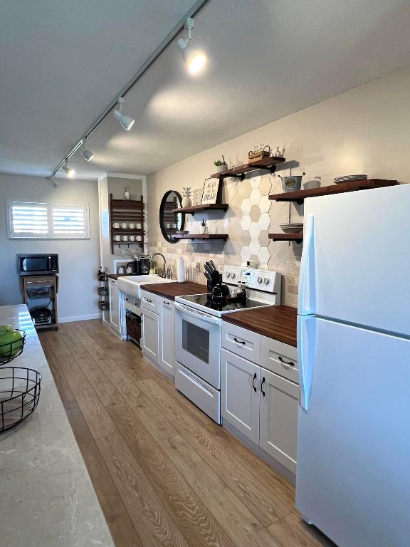 LAKE CLARKE GARDENS CONDO 16 - Residential