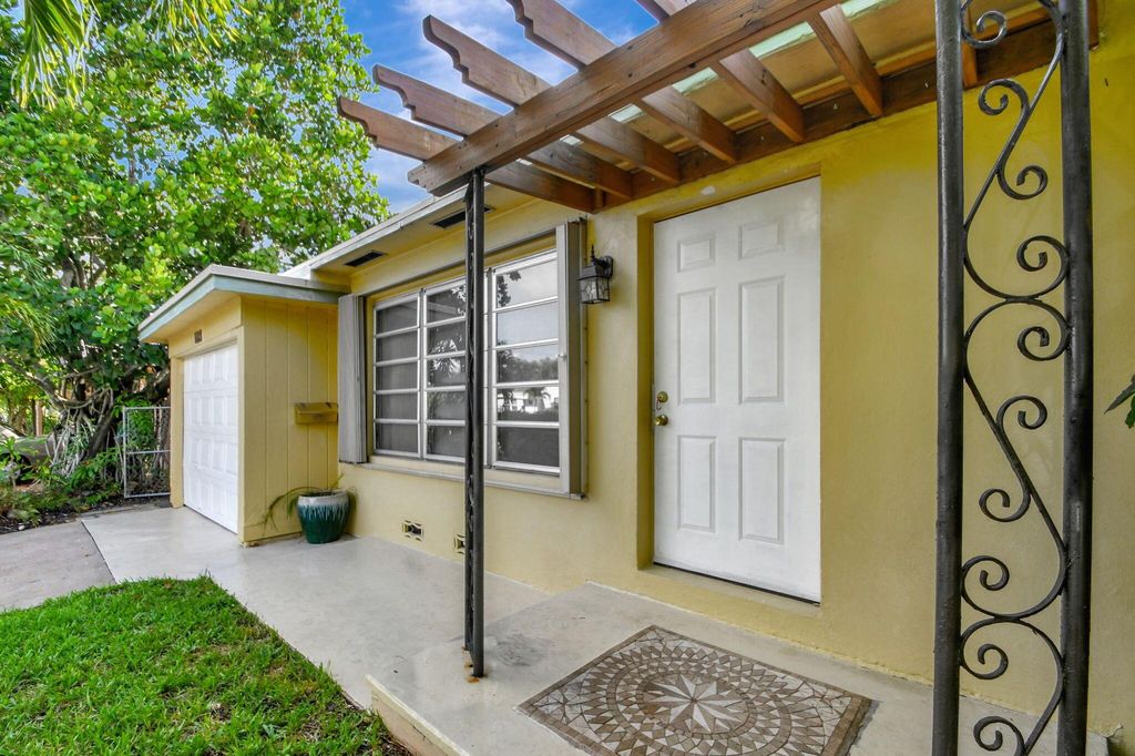 Photo of 522 N C Street, Lake Worth Beach, FL 33460 (MLS # R11001601)