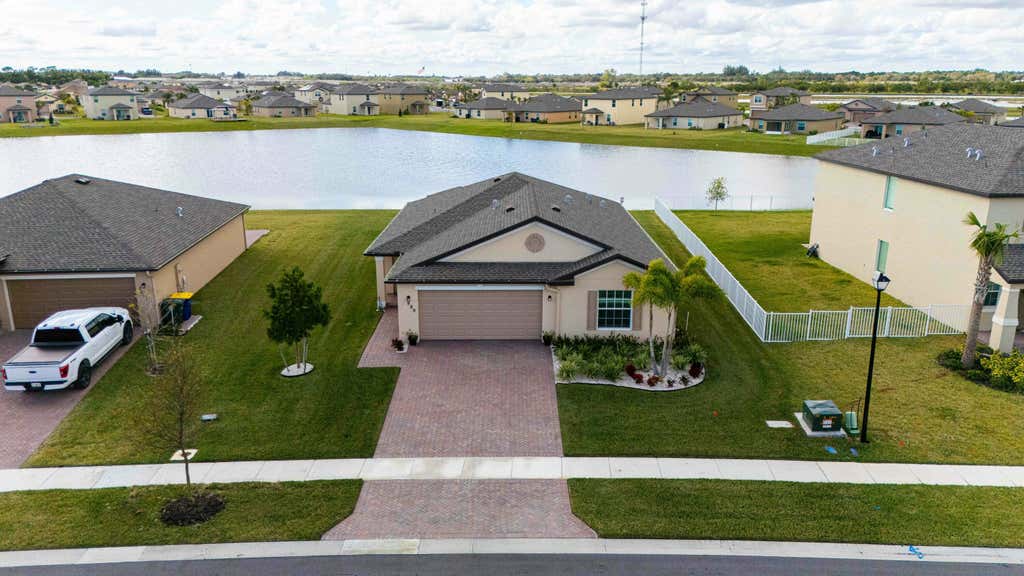 Photo of 999 Bent Creek Drive, Fort Pierce, FL 34947 (MLS # R11046387)