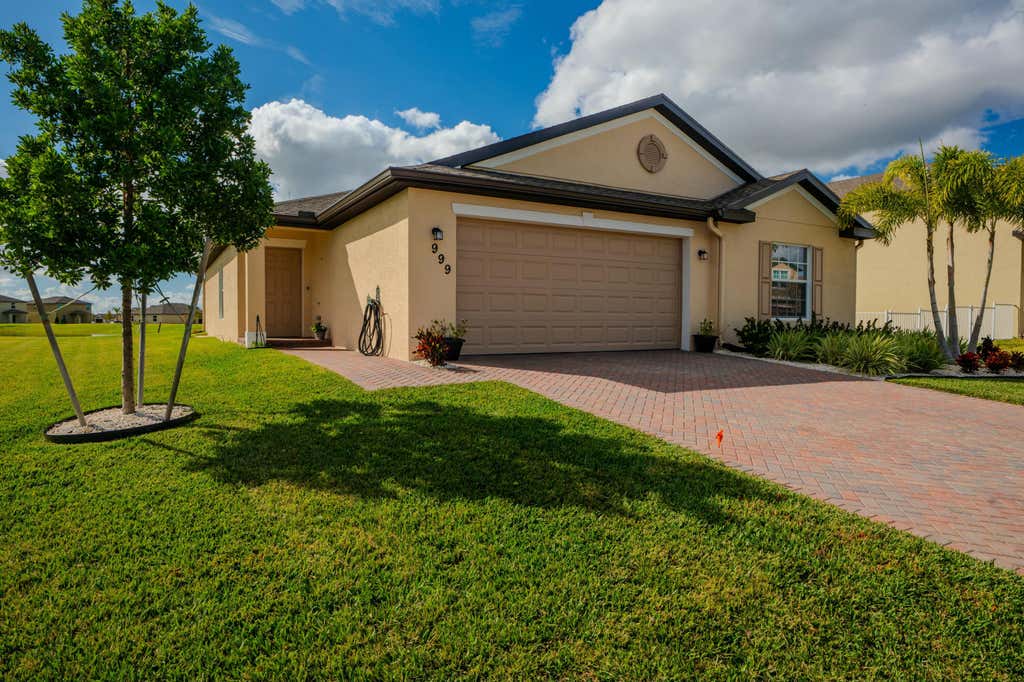 Photo of 999 Bent Creek Drive, Fort Pierce, FL 34947 (MLS # R11046387)
