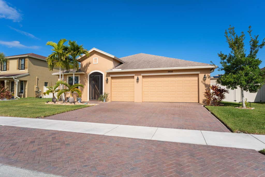 Photo of 10022 W Verona Circle, Vero Beach, FL 32966 (MLS # R11140899)