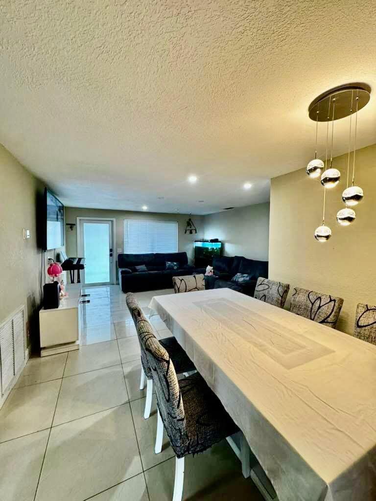 4305 Foss Road, Lake Worth, FL, 33461/$550,000 4 4305 Foss Road