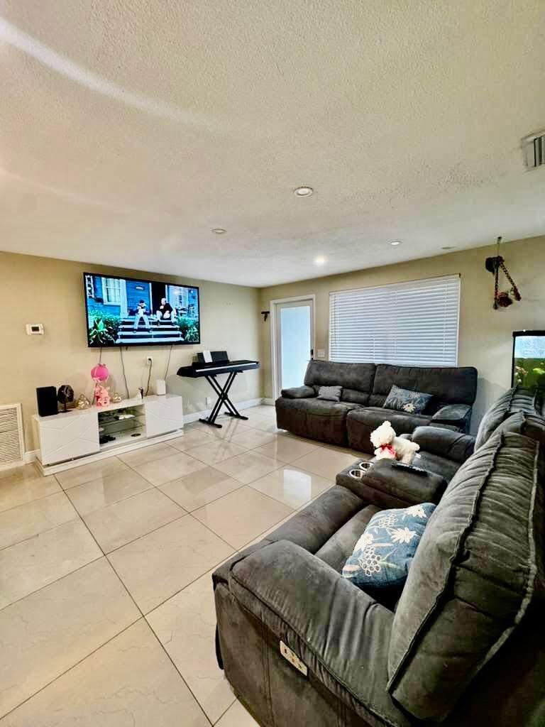 4305 Foss Road, Lake Worth, FL, 33461/$550,000 2 4305 Foss Road