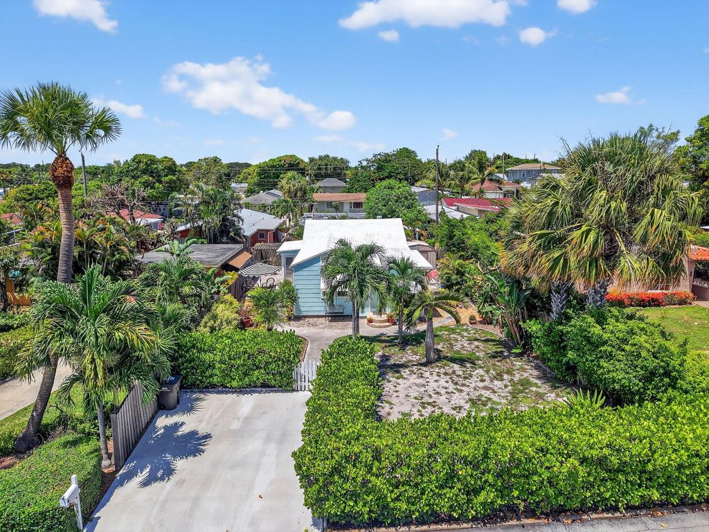 Photo of 927 Mcintosh Street, West Palm Beach, FL 33405 (MLS # F10520594)