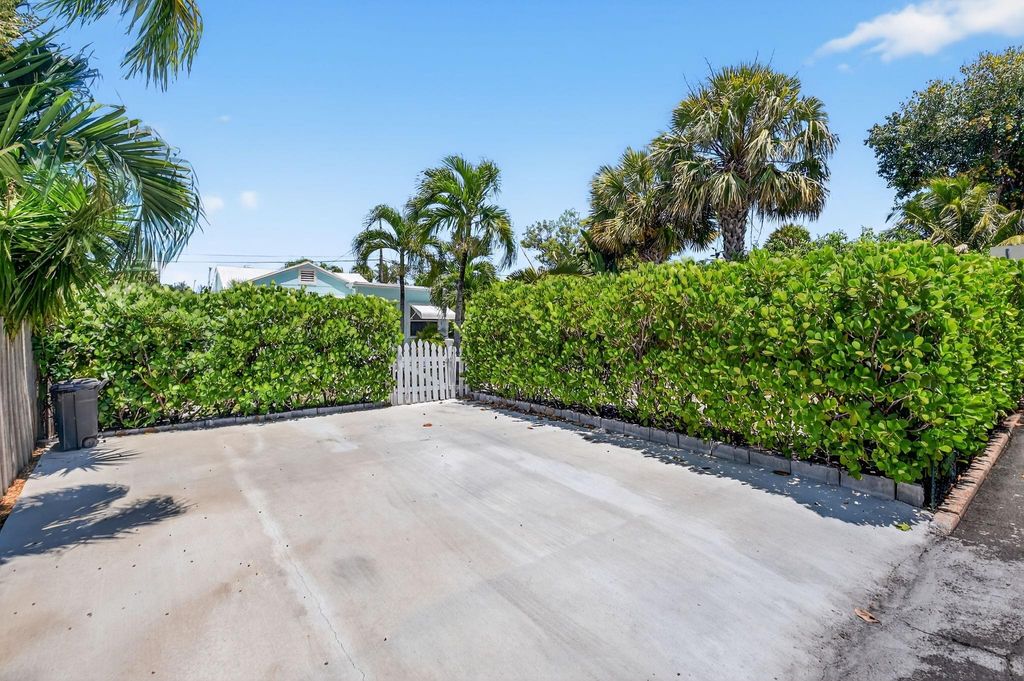 Photo of 927 Mcintosh Street, West Palm Beach, FL 33405 (MLS # F10520594)