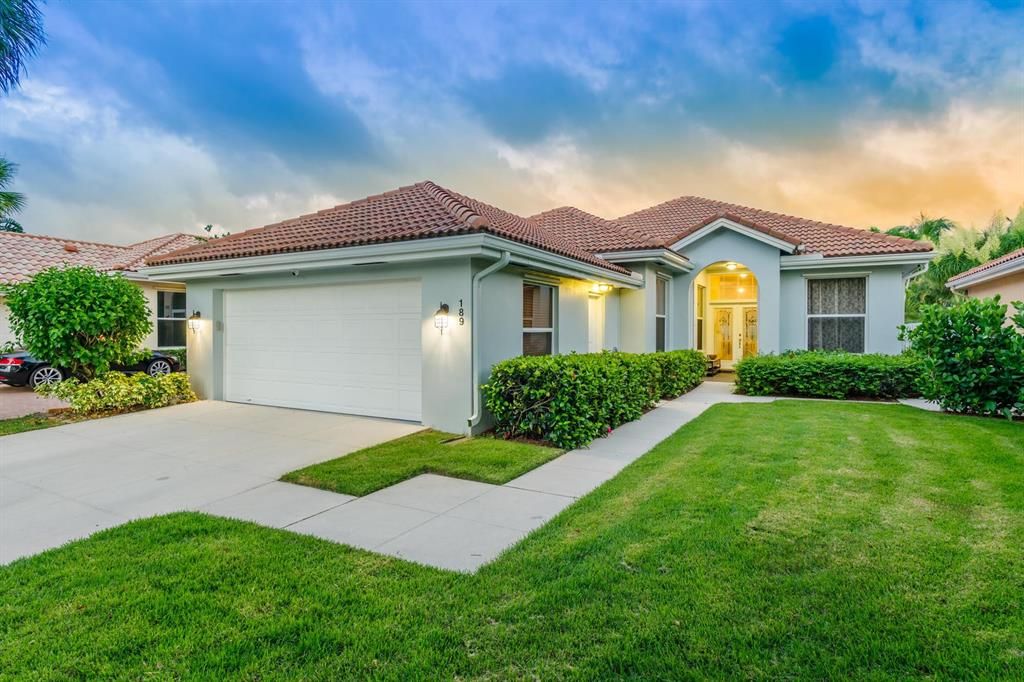 Photo of 189 Hampton Circle, Jupiter, FL 33458 (MLS # R10836116)