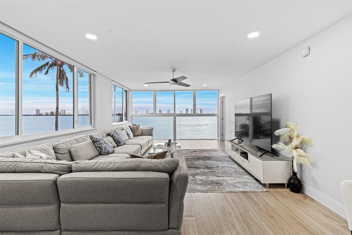 Lake Harbour Towers - Residential