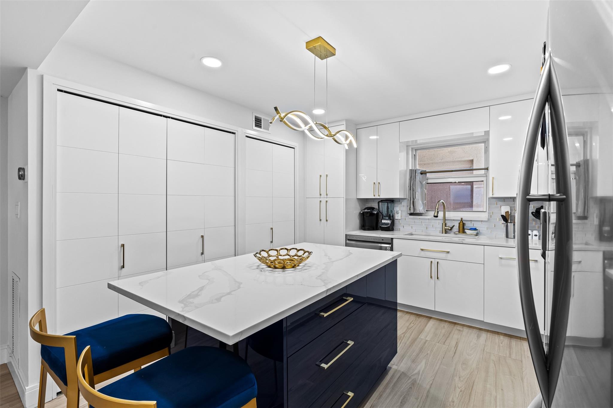 Lake Harbour Towers - Residential