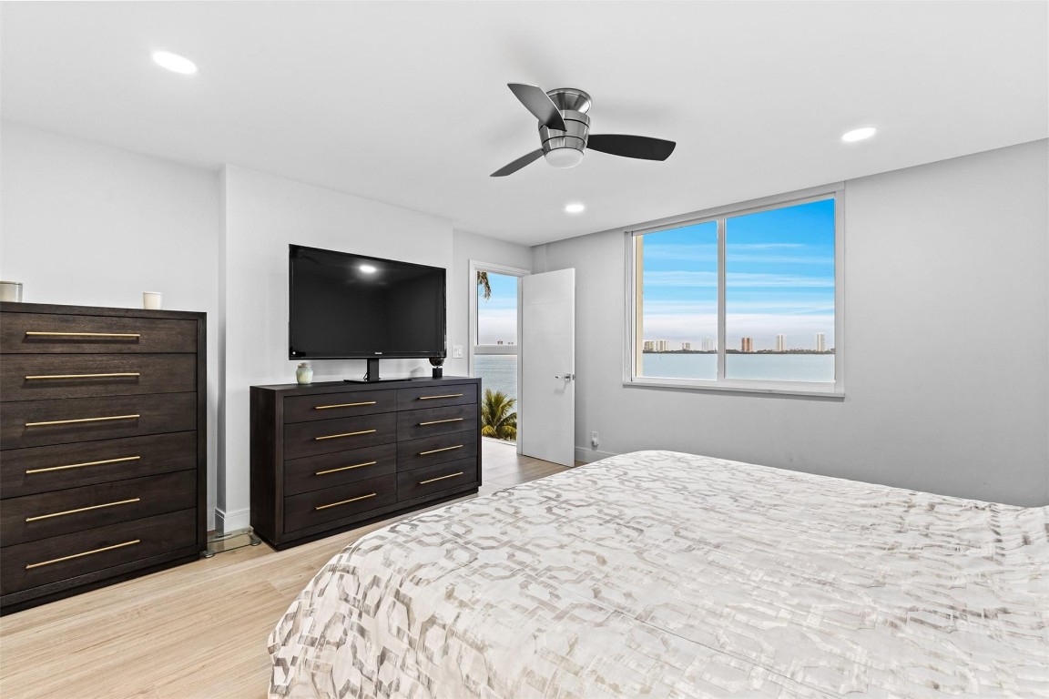 Lake Harbour Towers - Residential