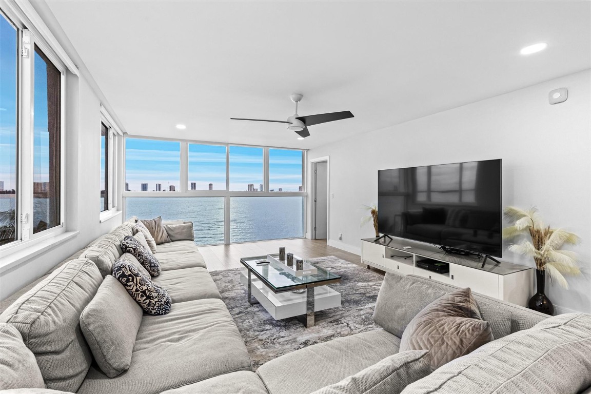 Lake Harbour Towers - Residential