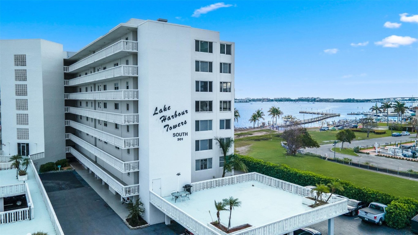 Lake Harbour Towers - Residential