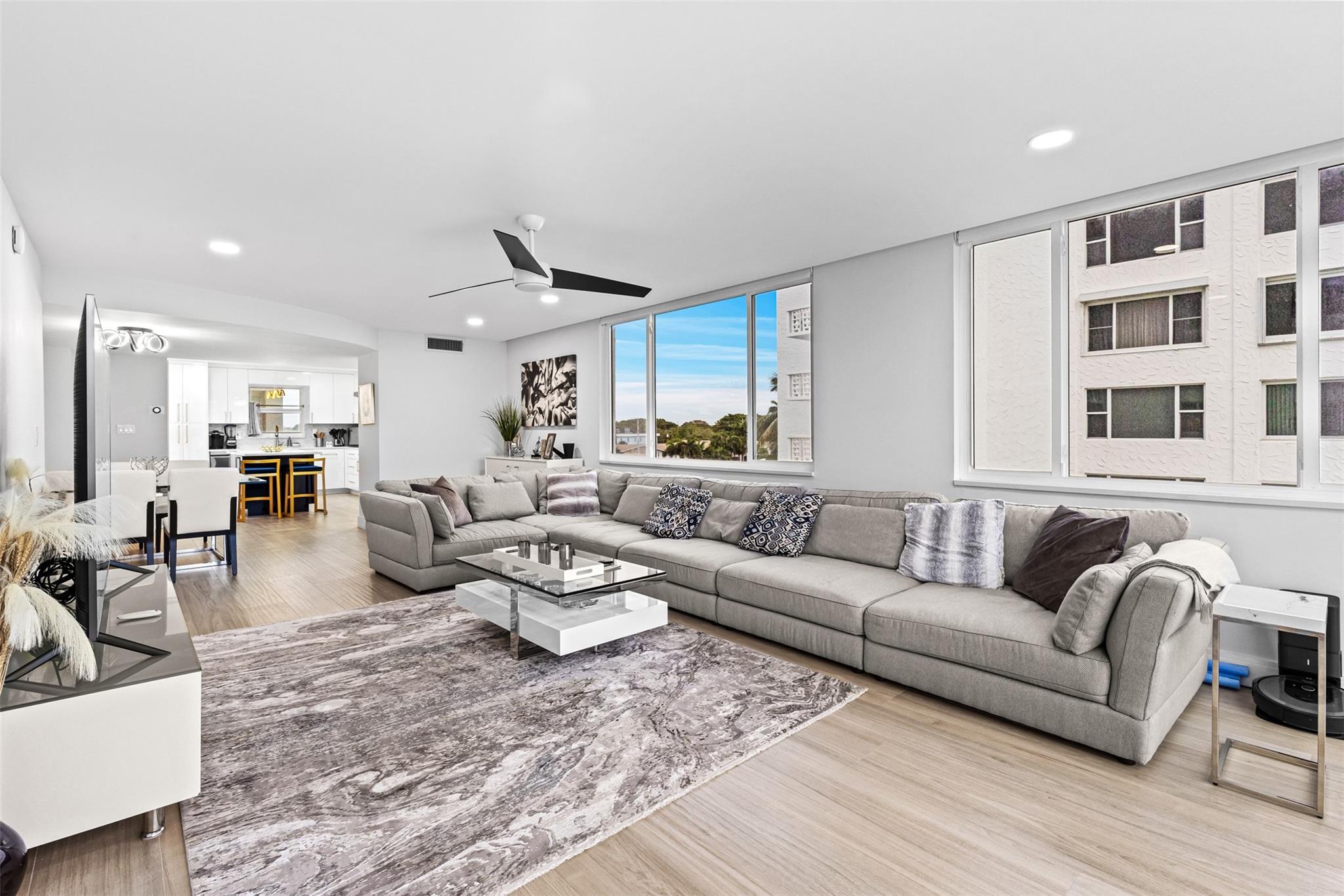 Lake Harbour Towers - Residential