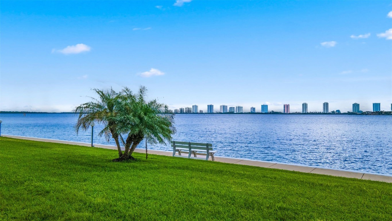 Lake Harbour Towers - Residential