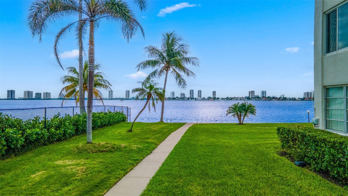 Lake Harbour Towers - Residential