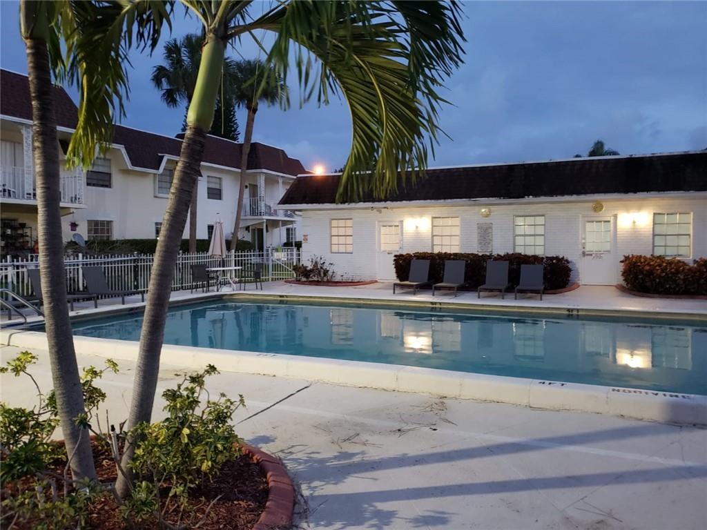 Spacious 2/2 Condo located in the heart of Deerfield Beach, close to shopping centers and a short drive to the beach and restaurants.