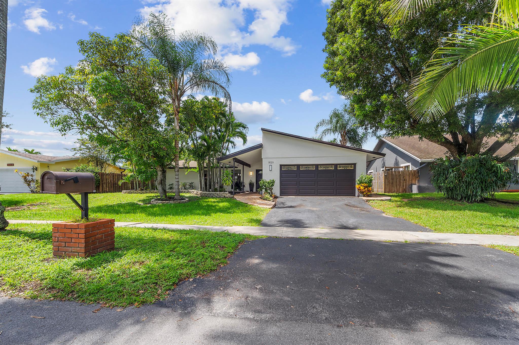 PEMBROKE LAKES SEC 6 - Residential