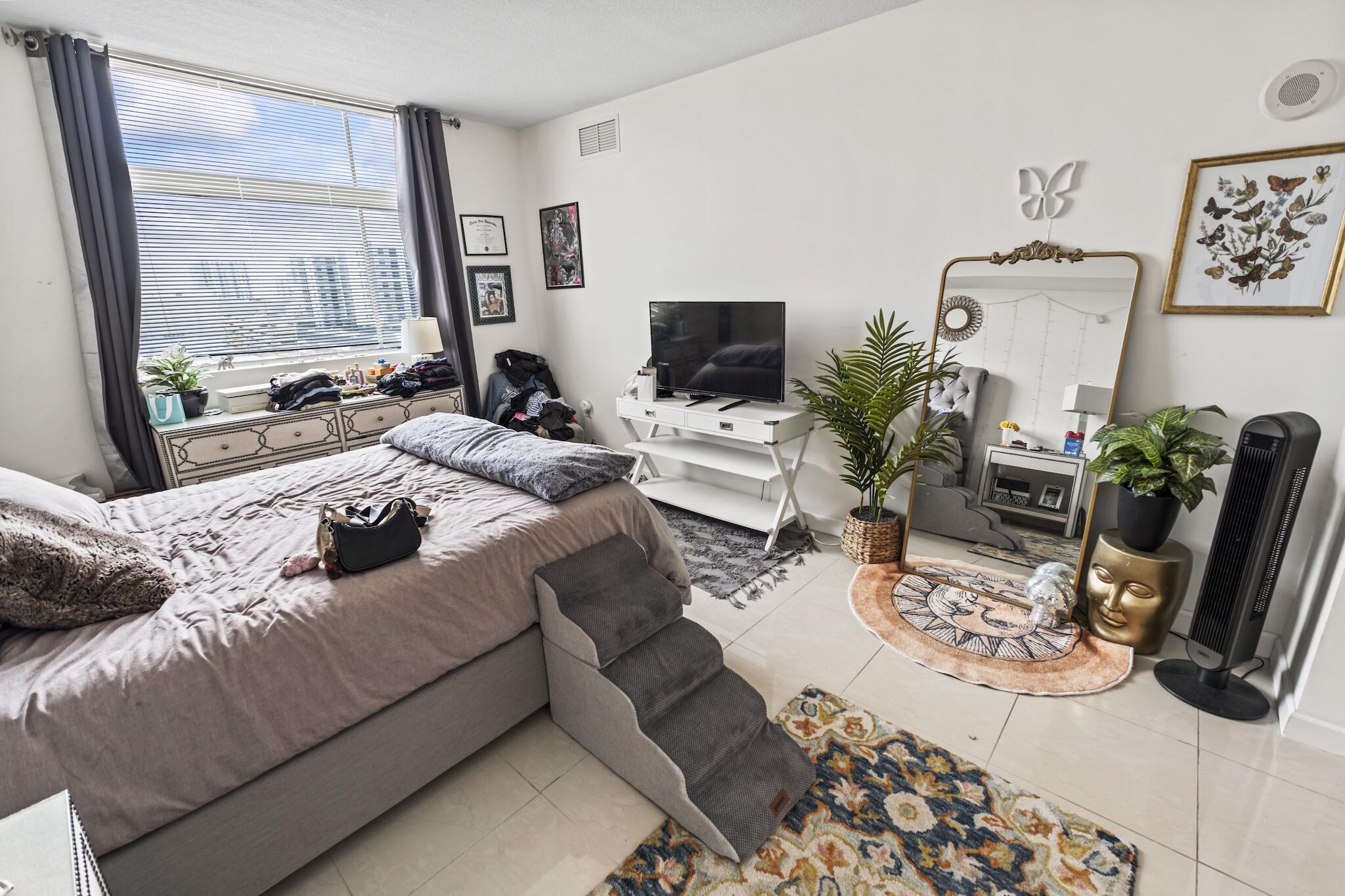 HOLLYWOOD STATION RES CONDO - Residential