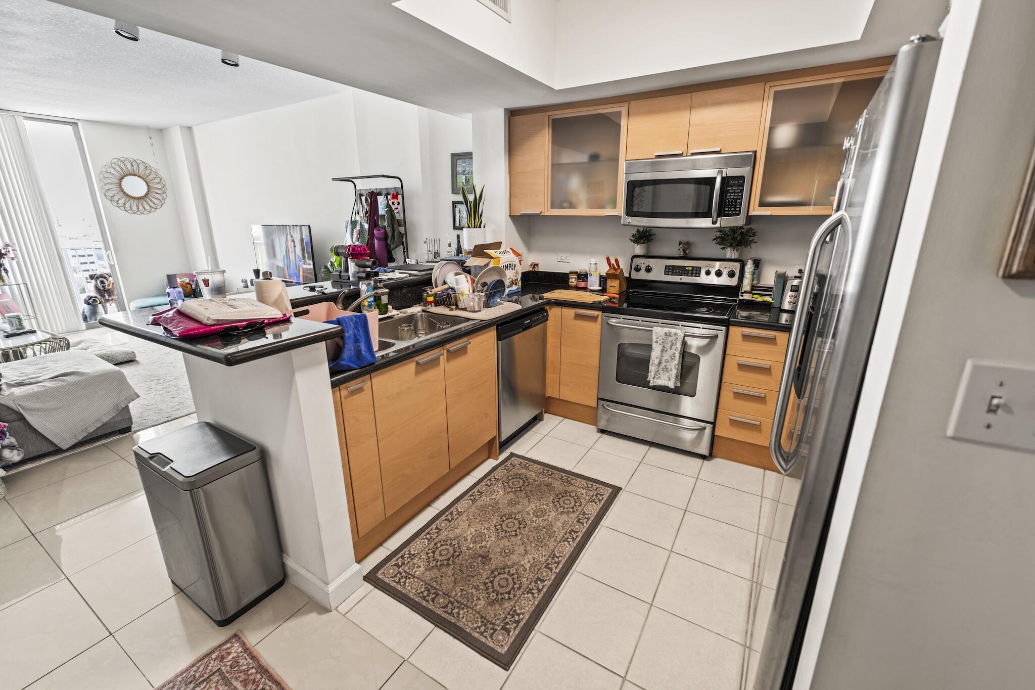 HOLLYWOOD STATION RES CONDO - Residential