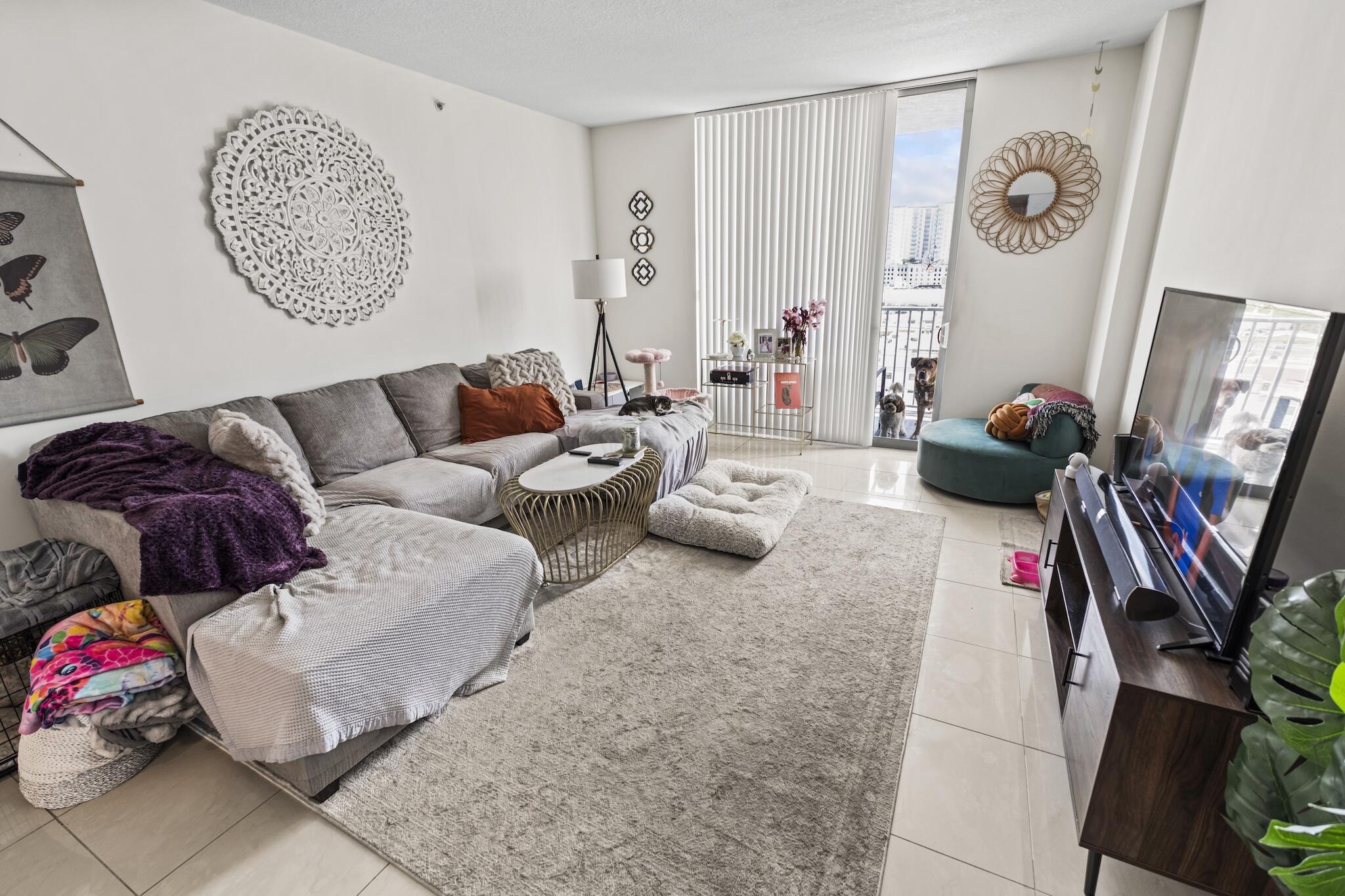 HOLLYWOOD STATION RES CONDO - Residential