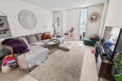Tiny photo for 140 S Dixie Highway #1002, Hollywood, FL 33020 (MLS # B26013016)