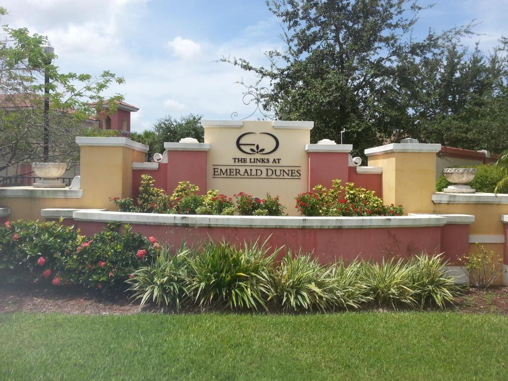 Very nice 3 bedroom unit in gated community.