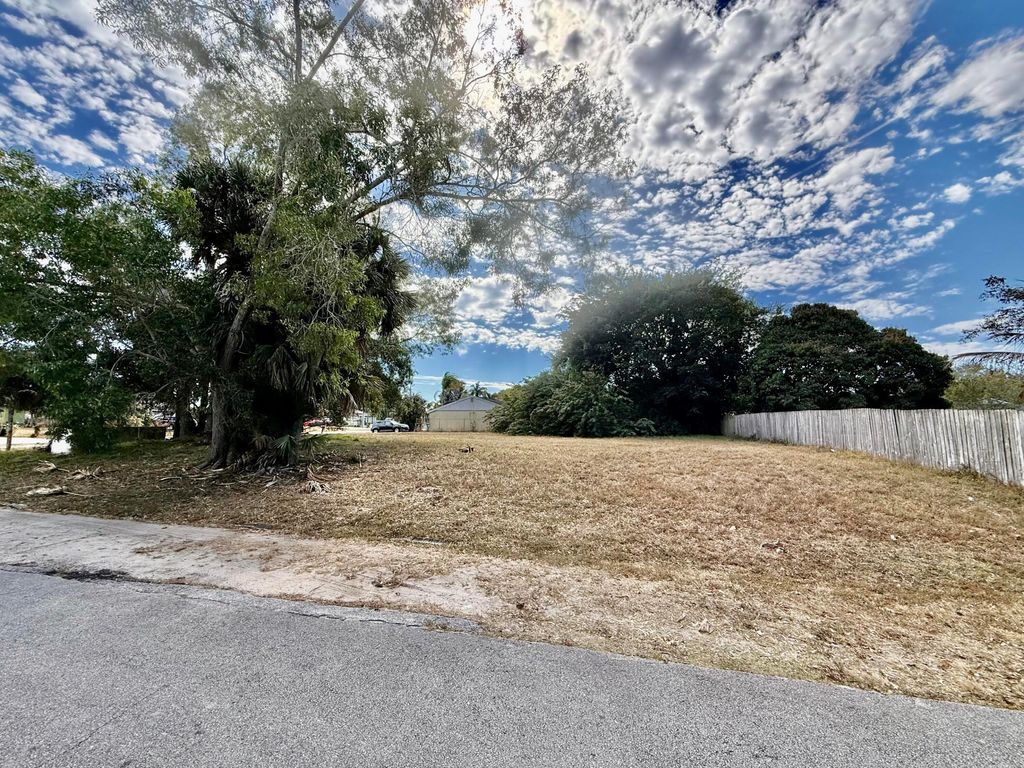 Photo of 401 SW Tulip Boulevard, Port Saint Lucie, FL 34953 (MLS # R11164012)
