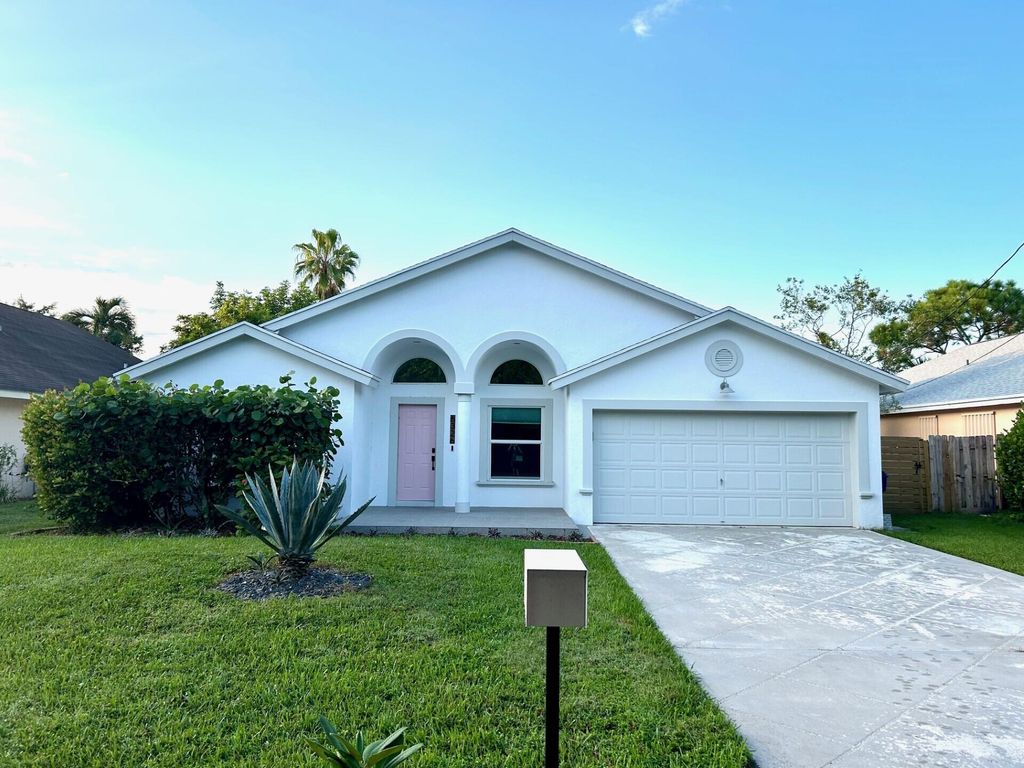 Photo of 6326 Leslie Street, Jupiter, FL 33458 (MLS # R11031010)
