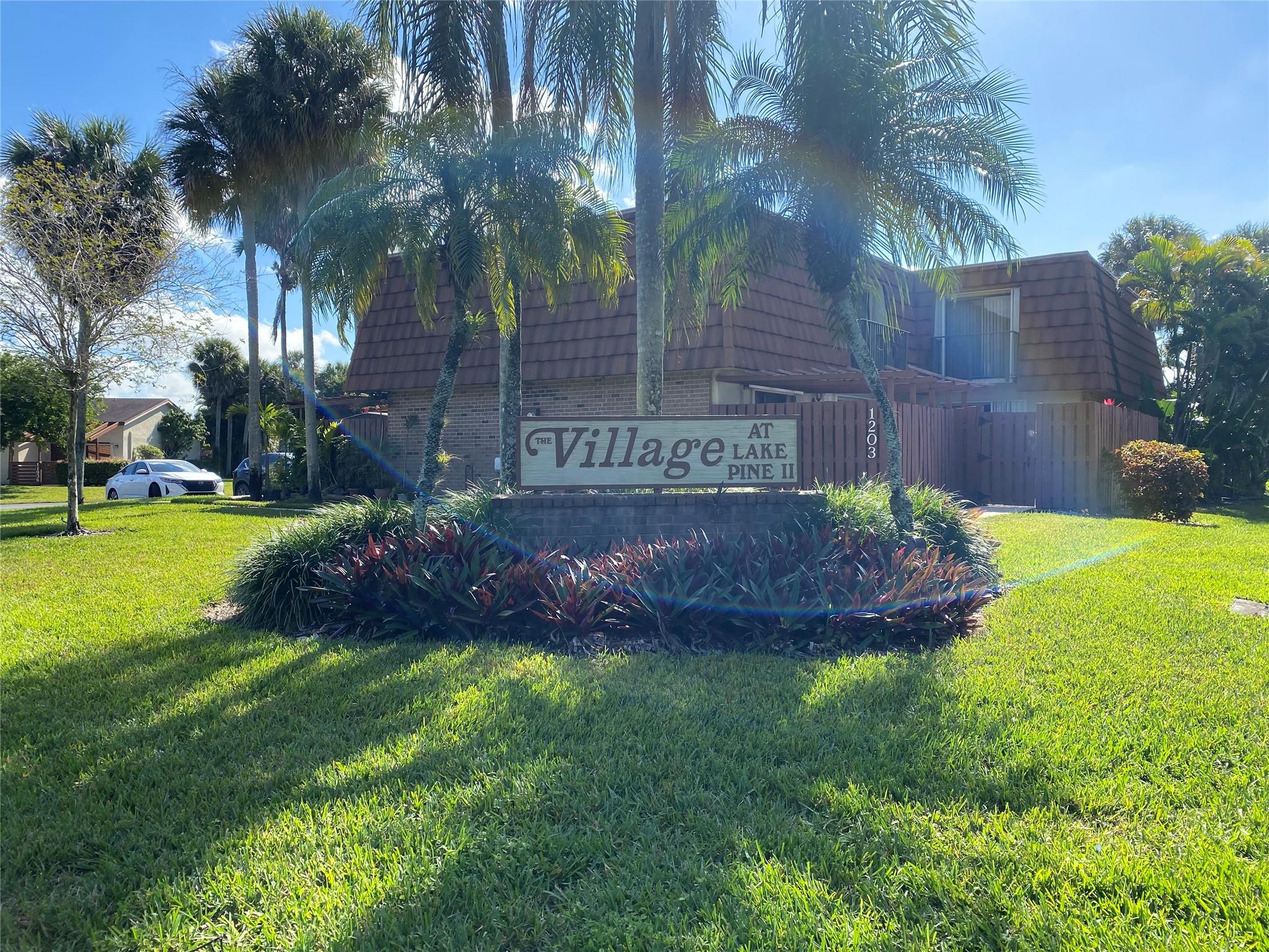 THREE BED ROOM WITH THREE FULL BATH. MASTER BEDROOM HAS GREAT LAKE VIEW AND UPDTED KITCHEN AND BATHROOMS. UTILITY SHED AND MORE. CLOSE TO TENNIS AND PICKLE BALL COURTS.