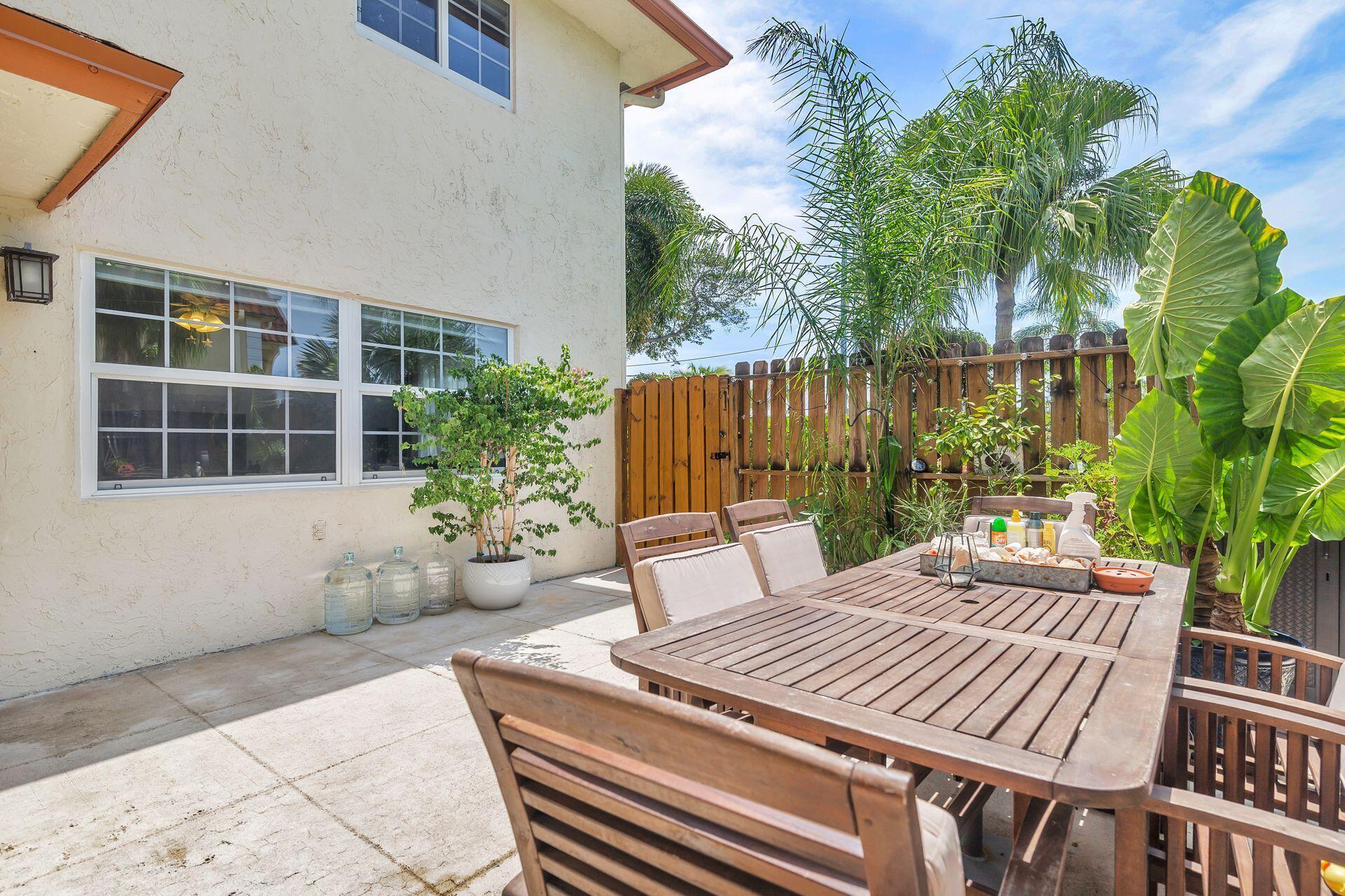 VILLAS ON THE GREEN TOWNHOUSES - Residential Lease