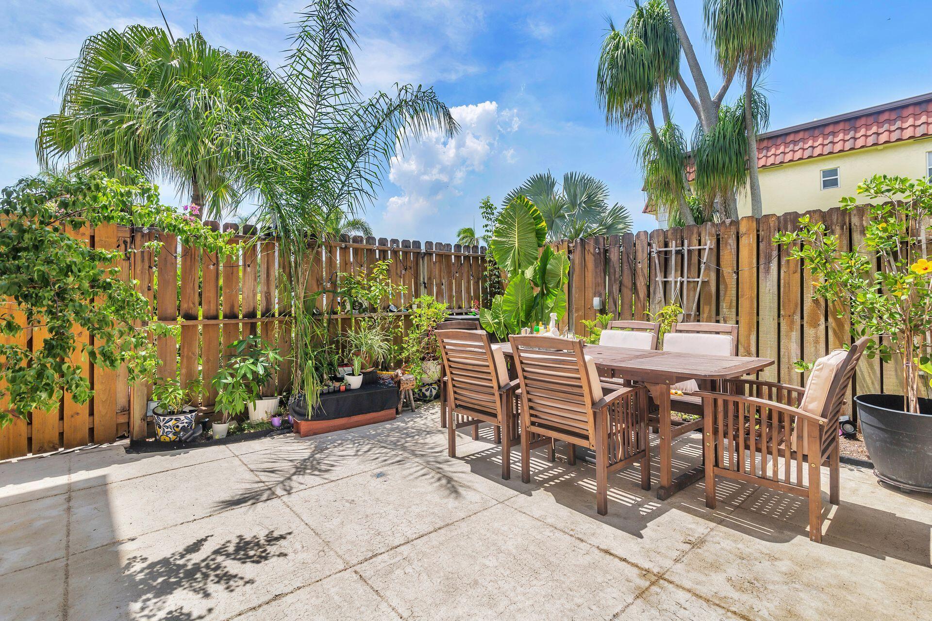 VILLAS ON THE GREEN TOWNHOUSES - Residential Lease