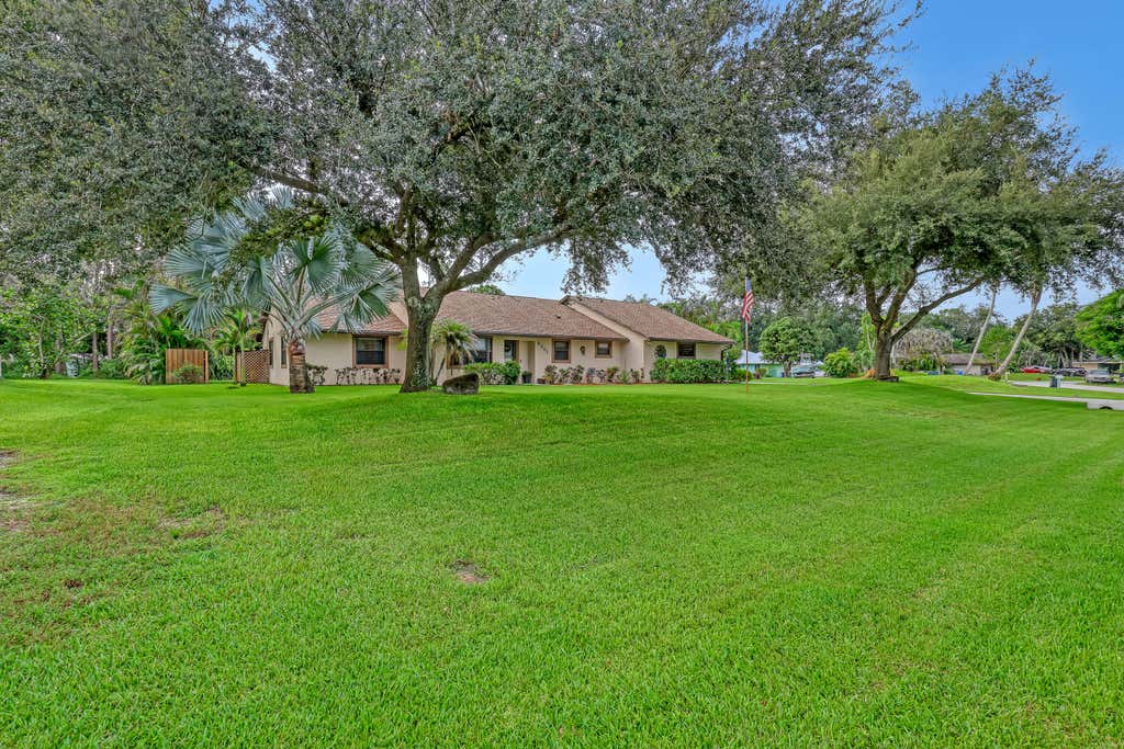 Photo of 8581 SW 17TH Avenue, Stuart, FL 34997 (MLS # B26059510)