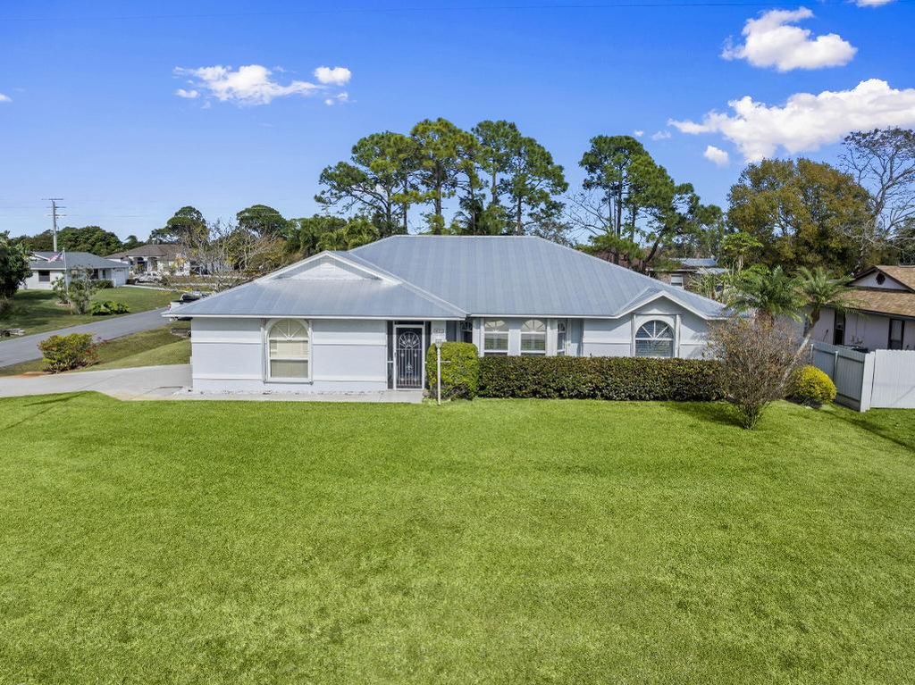 Photo of 401 SE Faith Terrace, Port Saint Lucie, FL 34983 (MLS # R11158340)