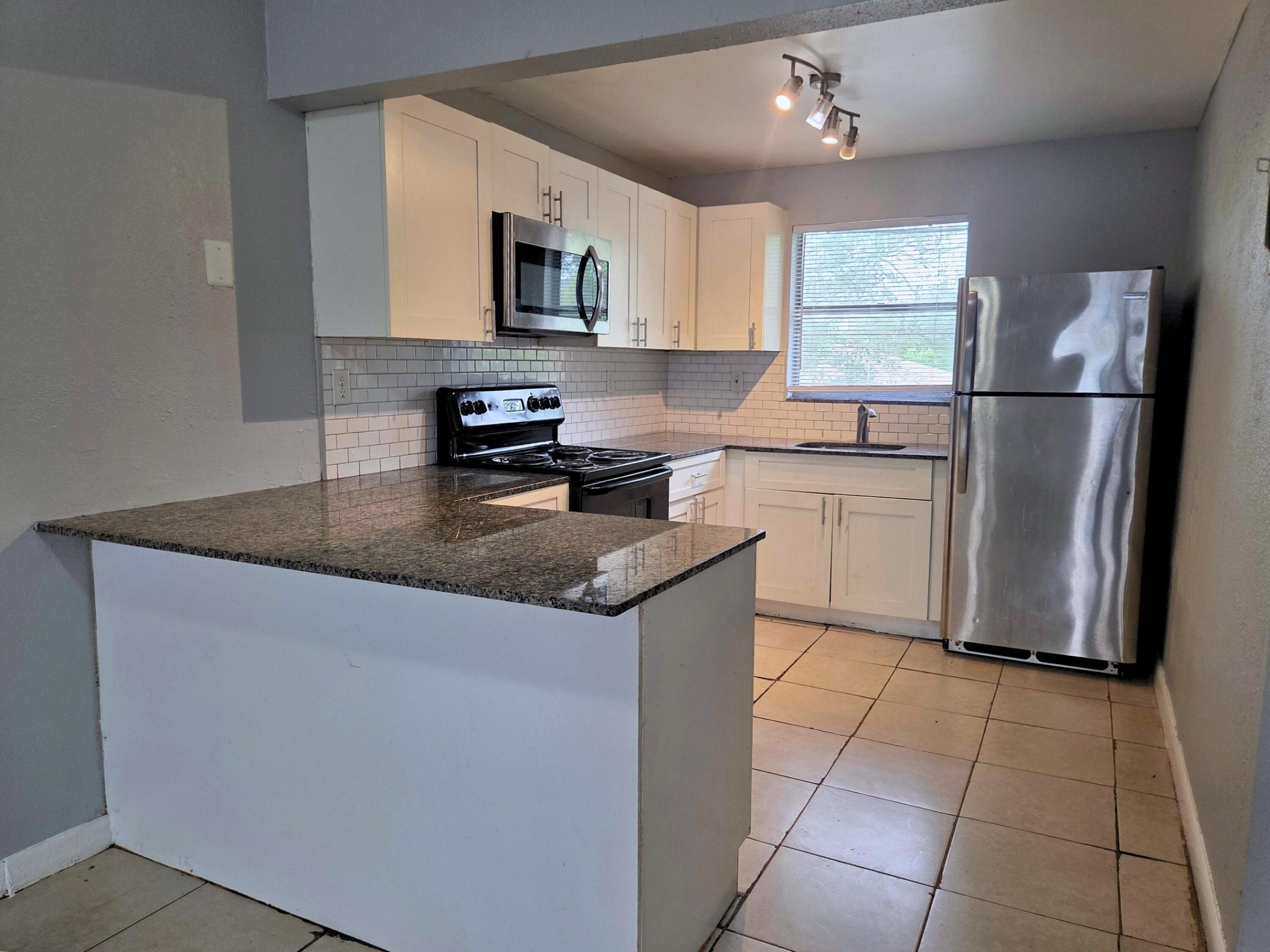 FT LAUDERDALE ESTATES 1ST ADD - Residential Lease