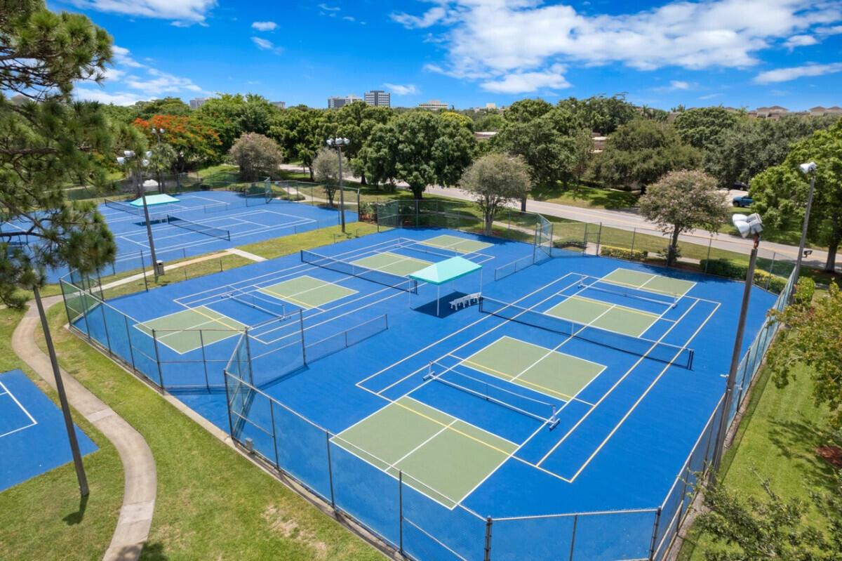 GARDEN LAKES AND GARDEN SQUARE SHOPS - Residential