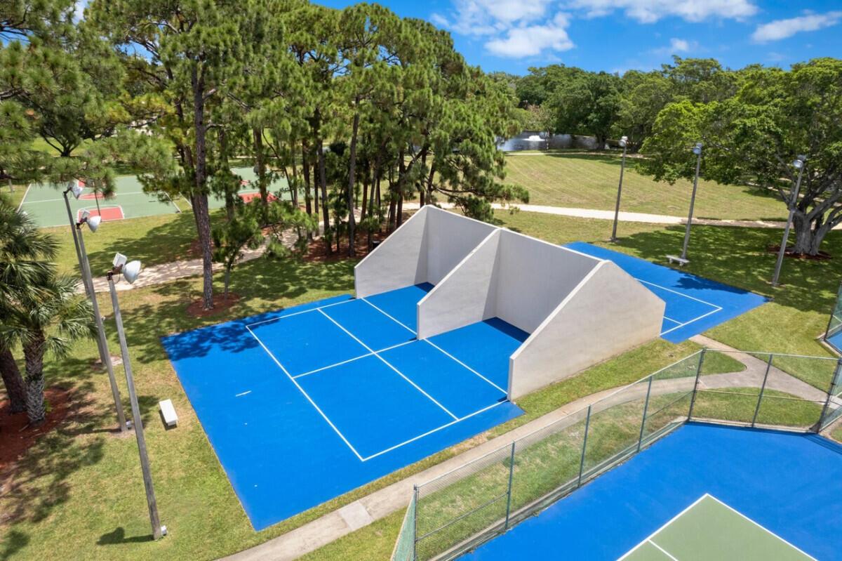 GARDEN LAKES AND GARDEN SQUARE SHOPS - Residential