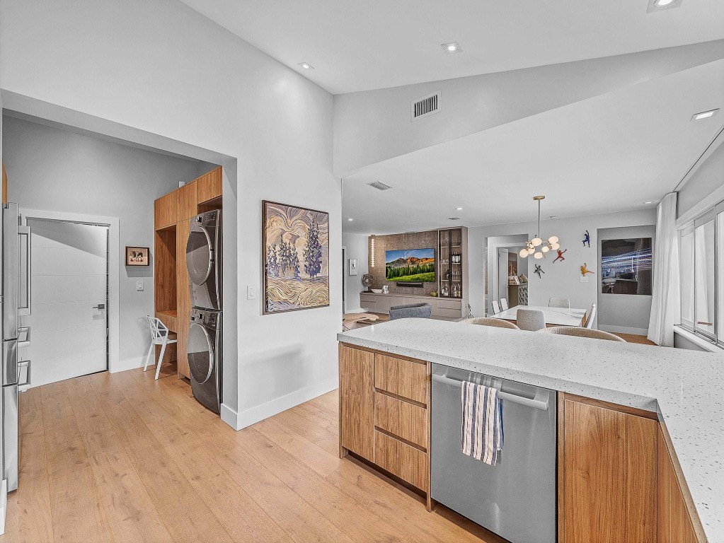 715 N Victoria Park Road, Fort Lauderdale, FL, 33304/$1,690,000 4 715 N Victoria Park Road