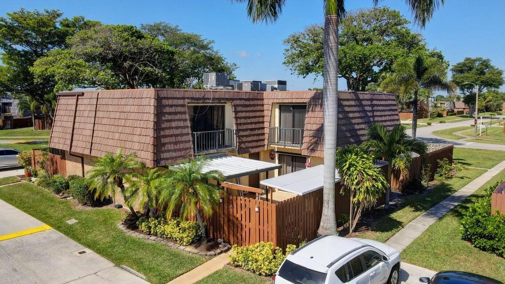 Photo of 562 Springdale Circle #56-B, Palm Springs, FL 33461 (MLS # R11136881)