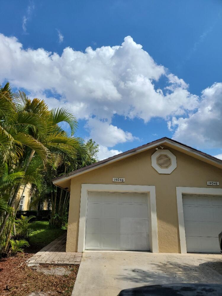 3 BEDROOMS, 2 FULL BATHS WITH A HUGE COURTYARD PATIO LAYOUT APPEARS AND FEELS LARGER THAN ACTUAL SIZE. GREAT LOCATION NEAR SHOPPING, FINE DINING AND LOCATED IN DESIRABLE WELLINGTON.
