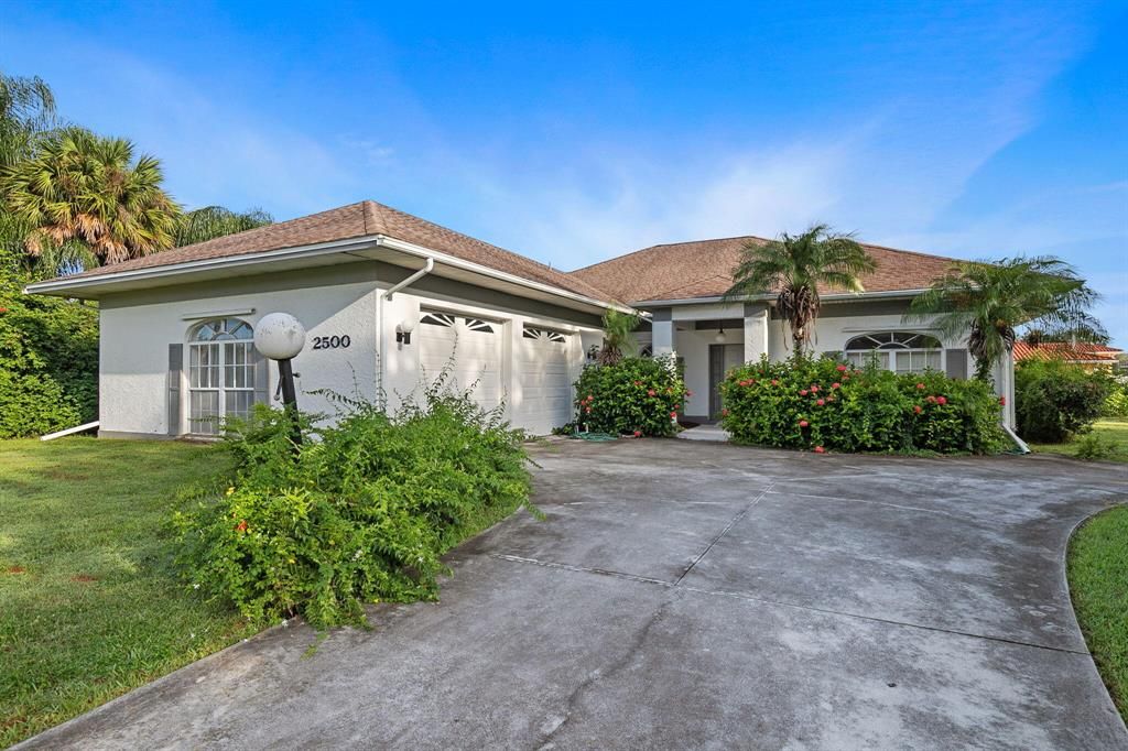 Photo of 2500 Palm Lakes Drive Avenue, Fort Pierce, FL 34981 (MLS # R10747863)