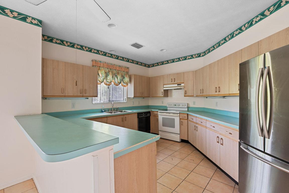 PALM LAKES GARDENS - Residential