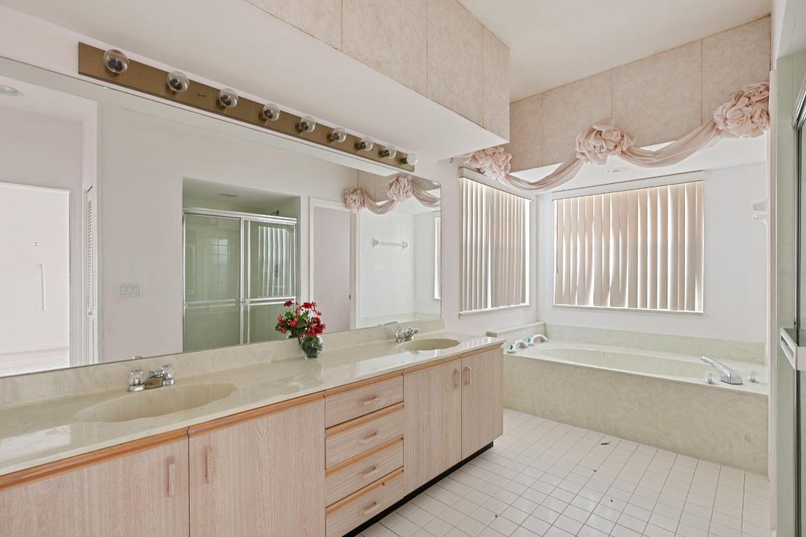 PALM LAKES GARDENS - Residential