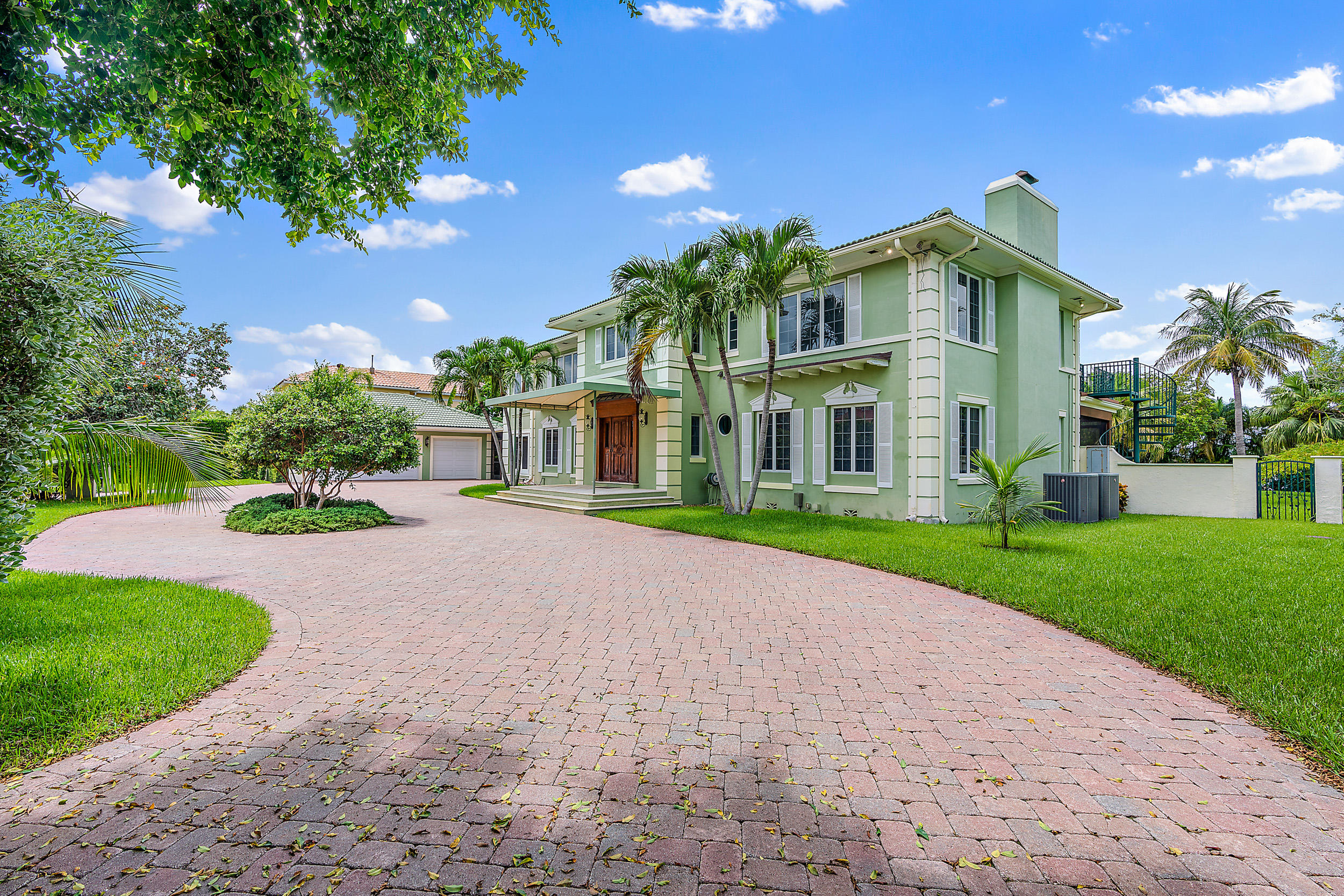 YACHT HARBOR EST - Residential