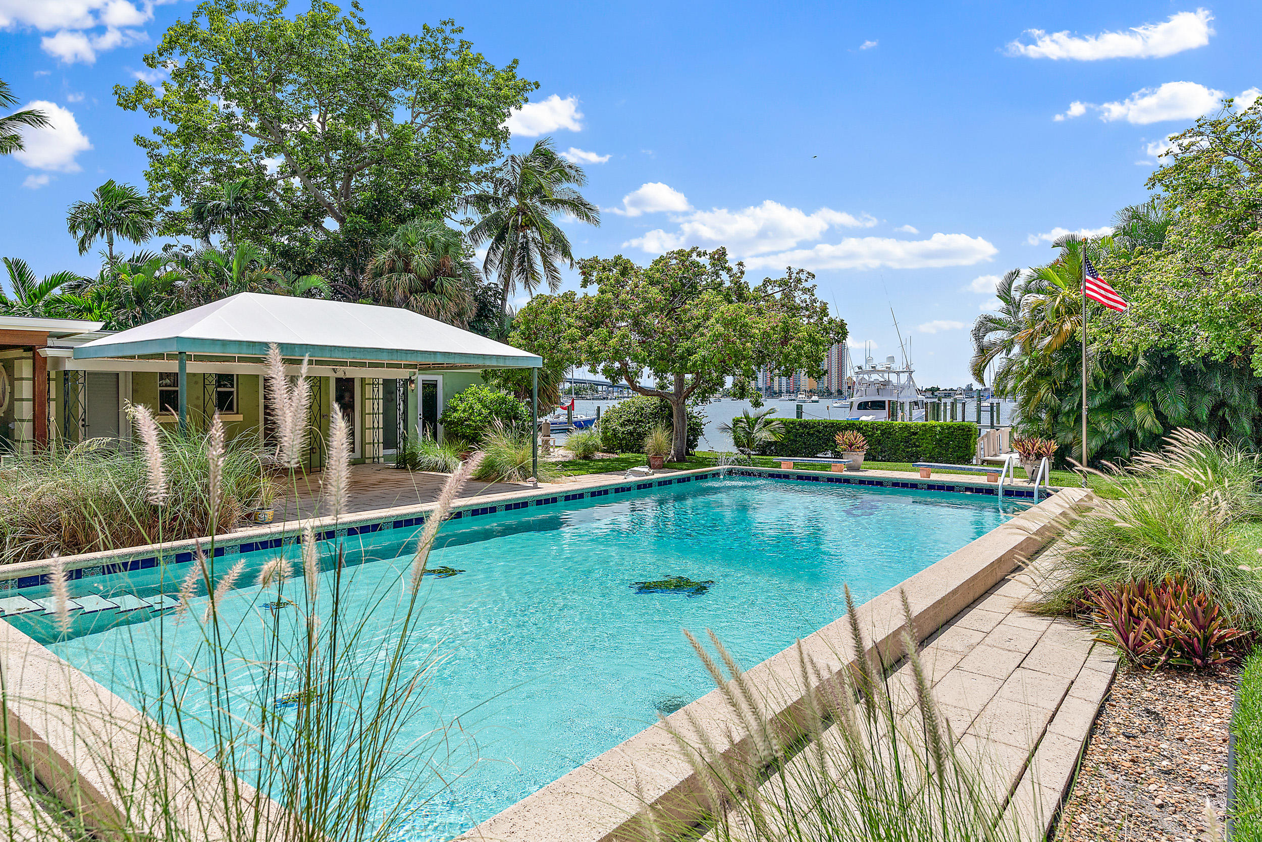 YACHT HARBOR EST - Residential