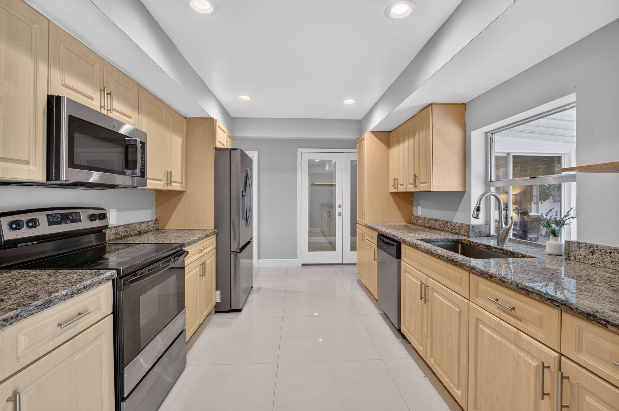 3120 MARINER Way, Lake Worth, FL, 33462/$550,000 2 3120 MARINER Way
