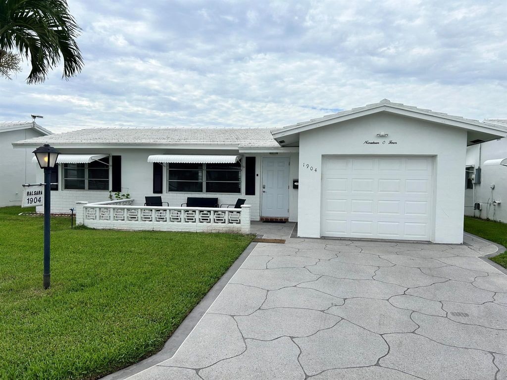 Photo of 1904 SW 13th Way, Boynton Beach, FL 33426 (MLS # R11118923)