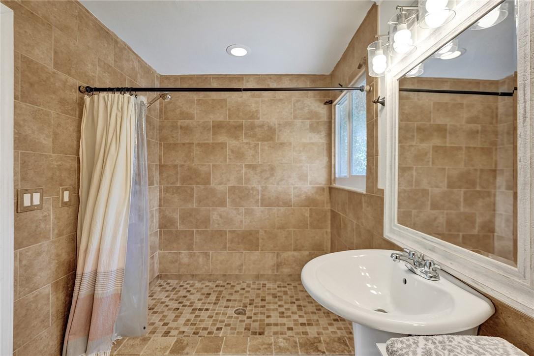 Oak Wood 80-39 B - Residential