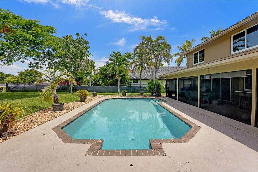 Oak Wood 80-39 B - Residential