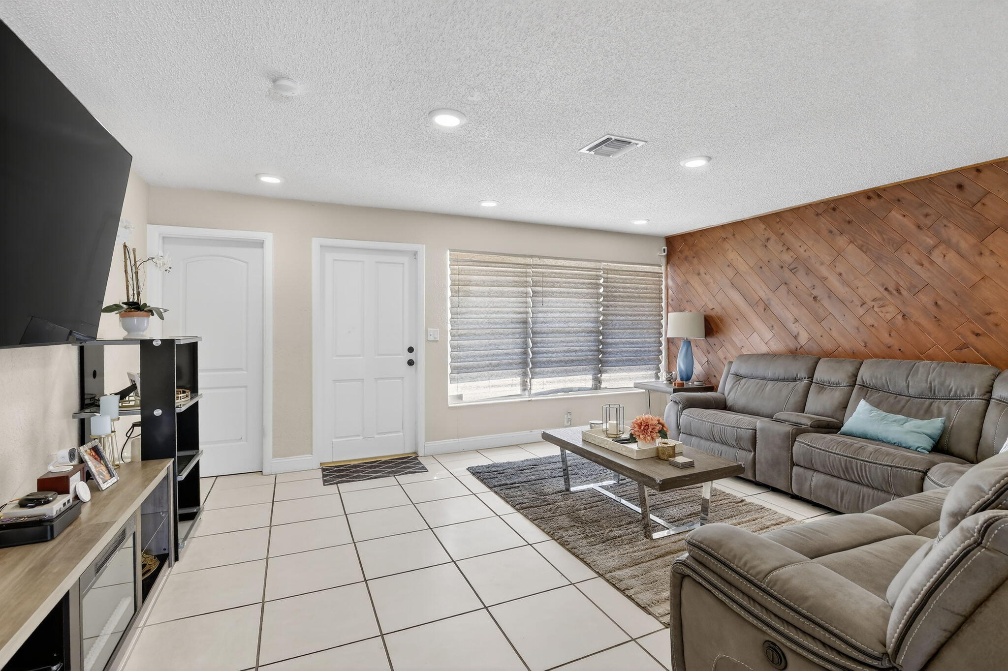 6721 SW 28th Court, Miramar, FL, 33023/$565,000 4 6721 SW 28th Court