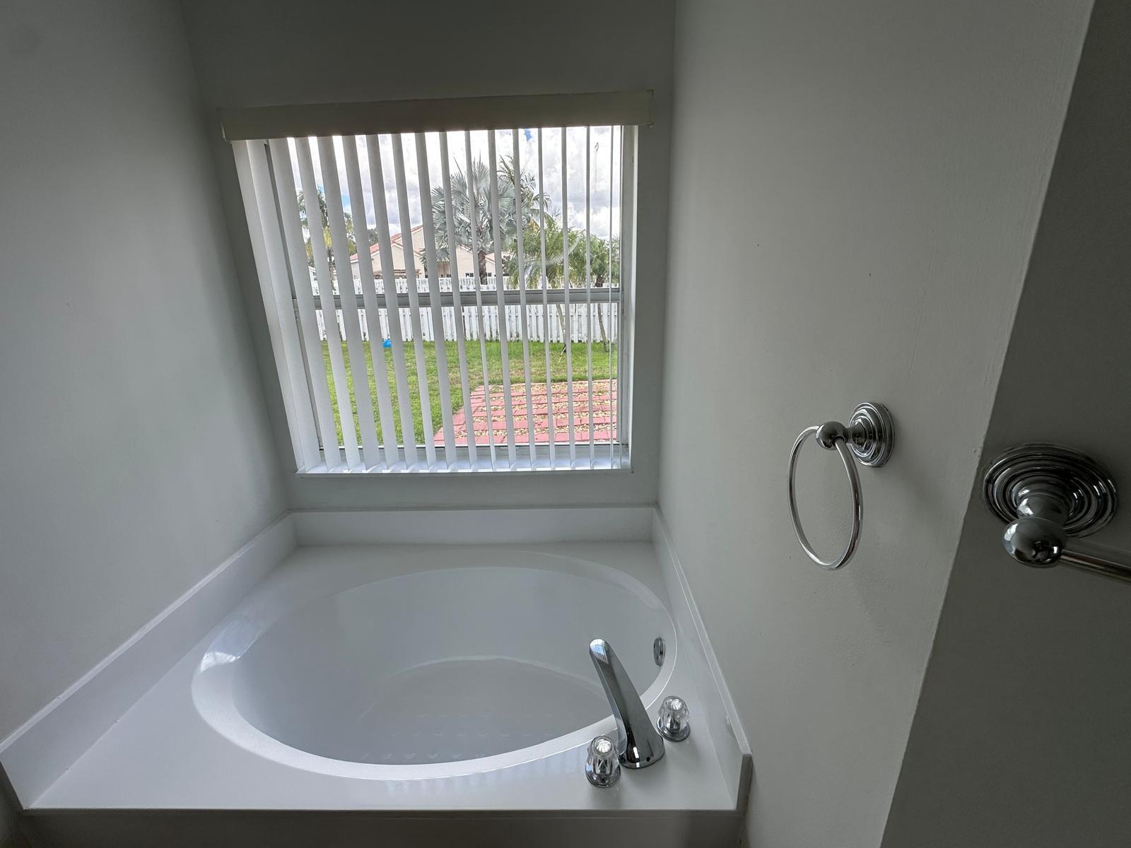 SAVANNAH FALLS - Residential Lease