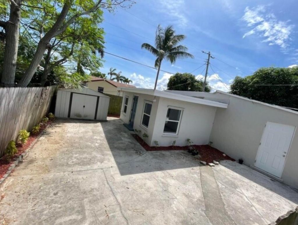 Photo of 516 Nathan Hale Road, West Palm Beach, FL 33405 (MLS # F10463109)